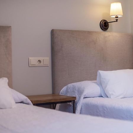 Logis Hotel Restaurante La Casa De Juansabeli 아레나스데카브랄레스 외부 사진