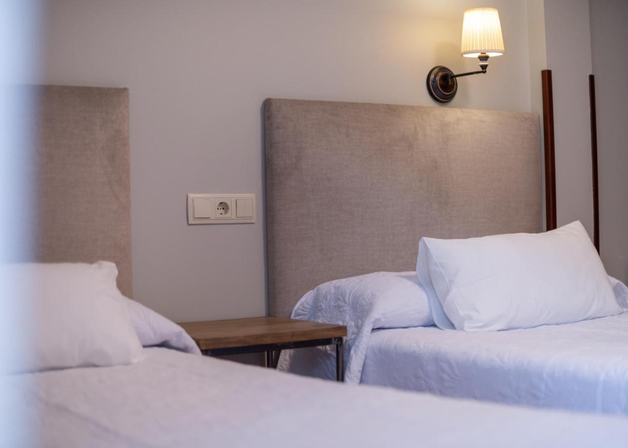 Logis Hotel Restaurante La Casa De Juansabeli 아레나스데카브랄레스 외부 사진