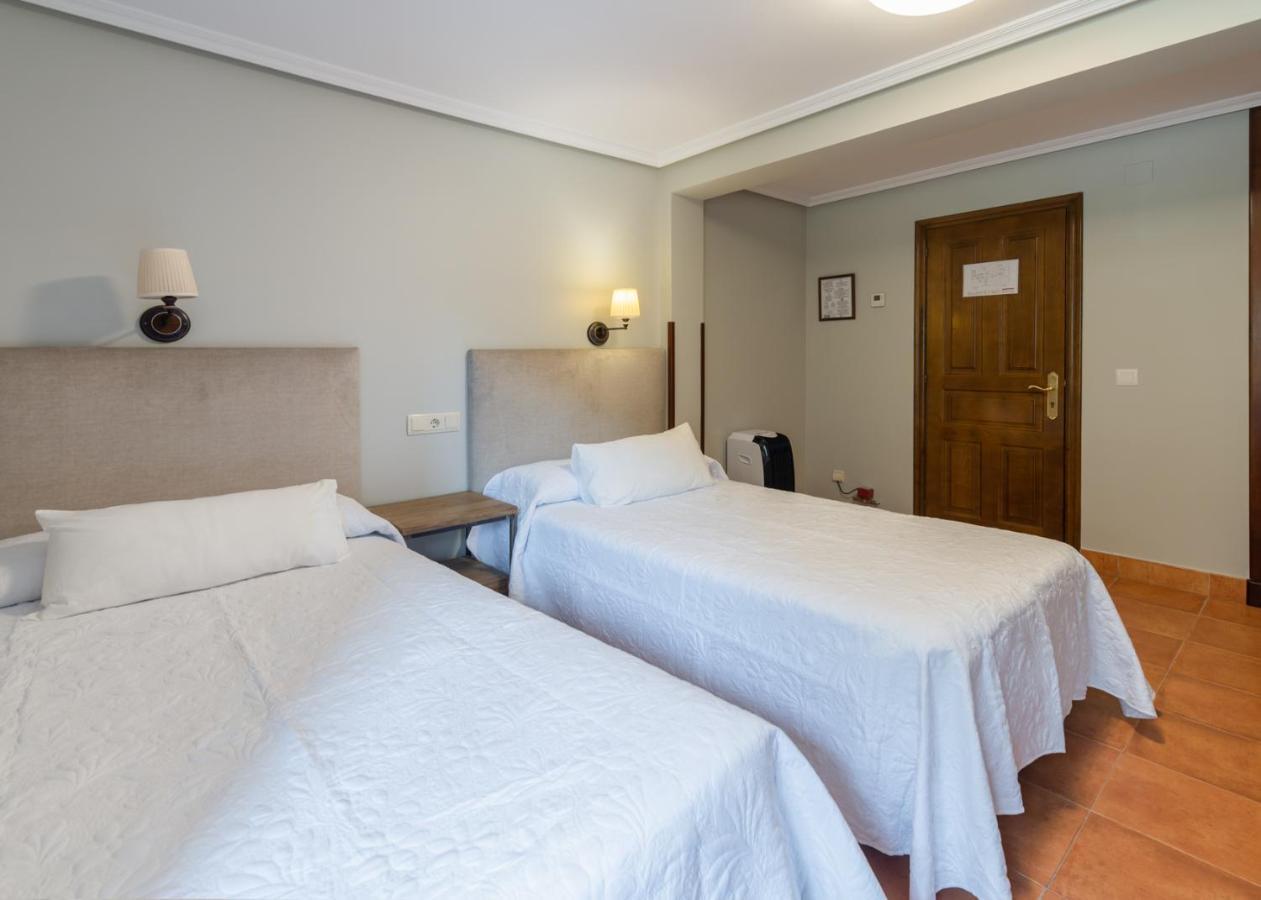 Logis Hotel Restaurante La Casa De Juansabeli 아레나스데카브랄레스 외부 사진