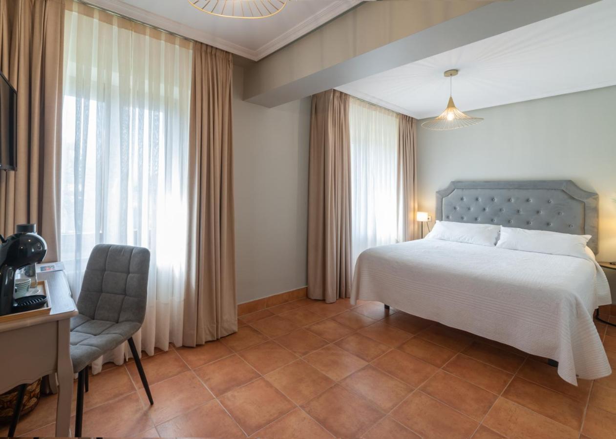 Logis Hotel Restaurante La Casa De Juansabeli 아레나스데카브랄레스 외부 사진