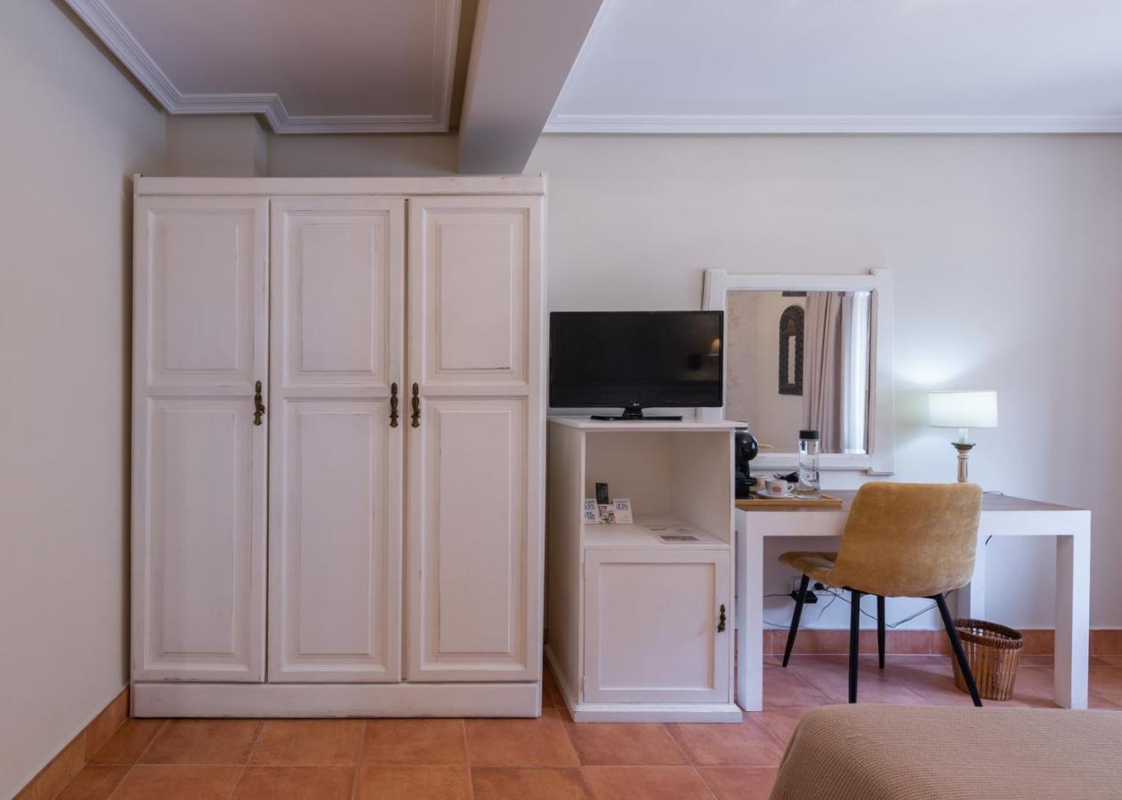 Logis Hotel Restaurante La Casa De Juansabeli 아레나스데카브랄레스 외부 사진