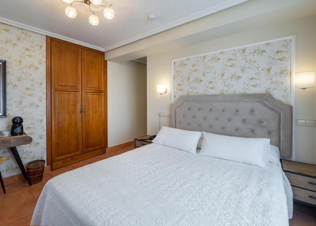 Logis Hotel Restaurante La Casa De Juansabeli 아레나스데카브랄레스 외부 사진