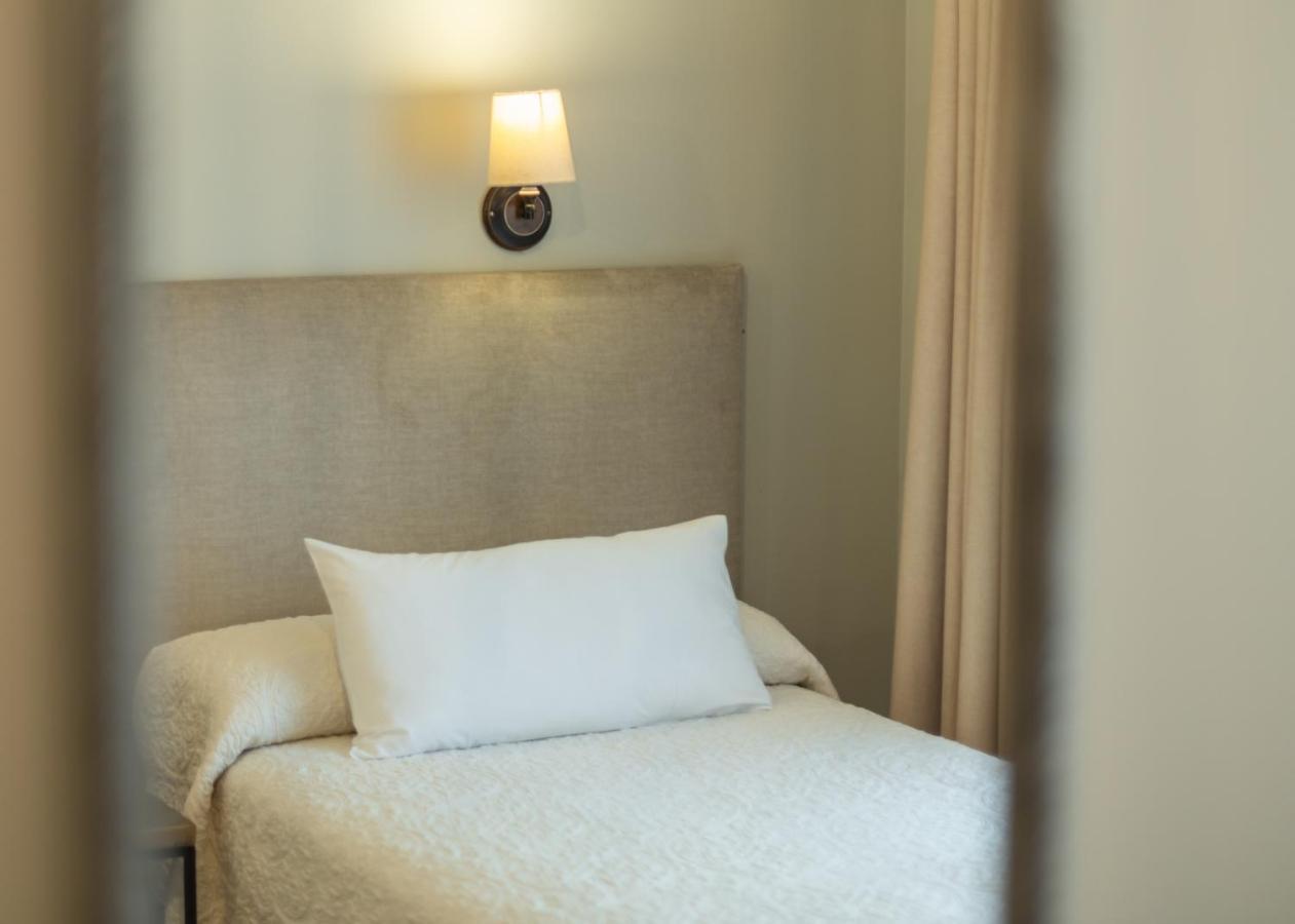 Logis Hotel Restaurante La Casa De Juansabeli 아레나스데카브랄레스 외부 사진