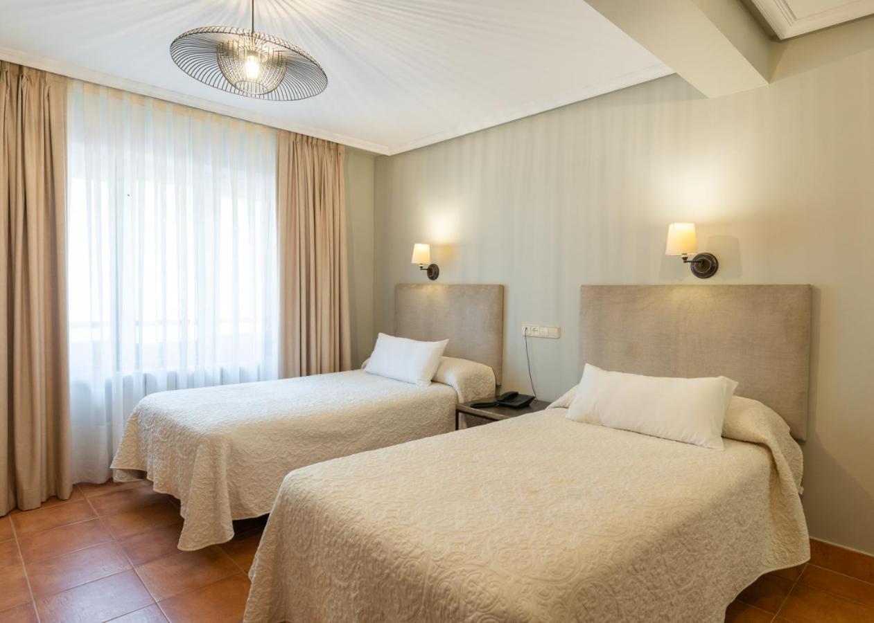 Logis Hotel Restaurante La Casa De Juansabeli 아레나스데카브랄레스 외부 사진