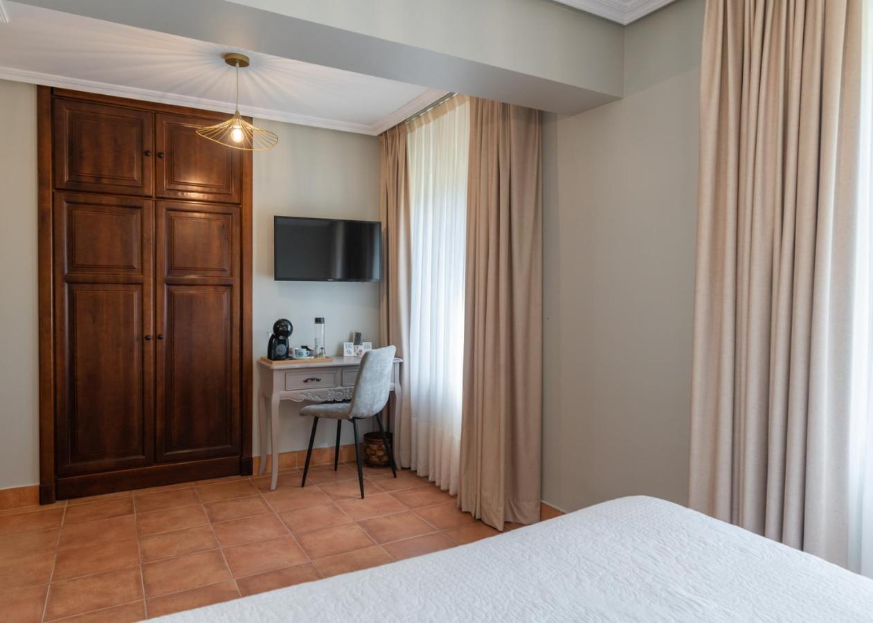 Logis Hotel Restaurante La Casa De Juansabeli 아레나스데카브랄레스 외부 사진