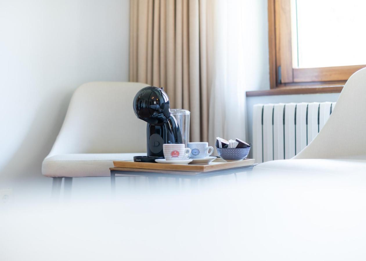 Logis Hotel Restaurante La Casa De Juansabeli 아레나스데카브랄레스 외부 사진