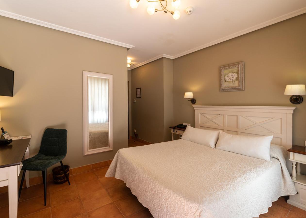 Logis Hotel Restaurante La Casa De Juansabeli 아레나스데카브랄레스 외부 사진