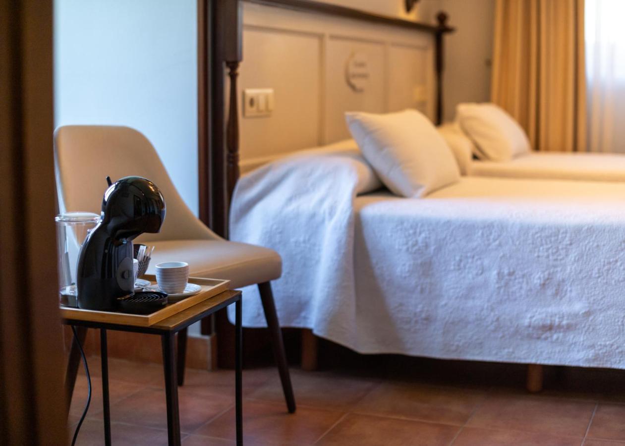 Logis Hotel Restaurante La Casa De Juansabeli 아레나스데카브랄레스 외부 사진