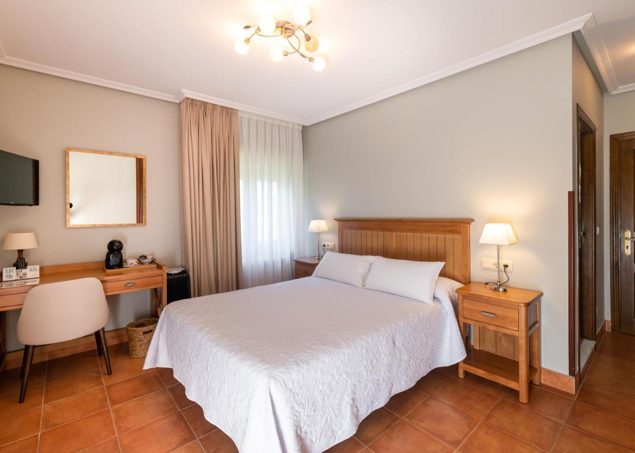 Logis Hotel Restaurante La Casa De Juansabeli 아레나스데카브랄레스 외부 사진
