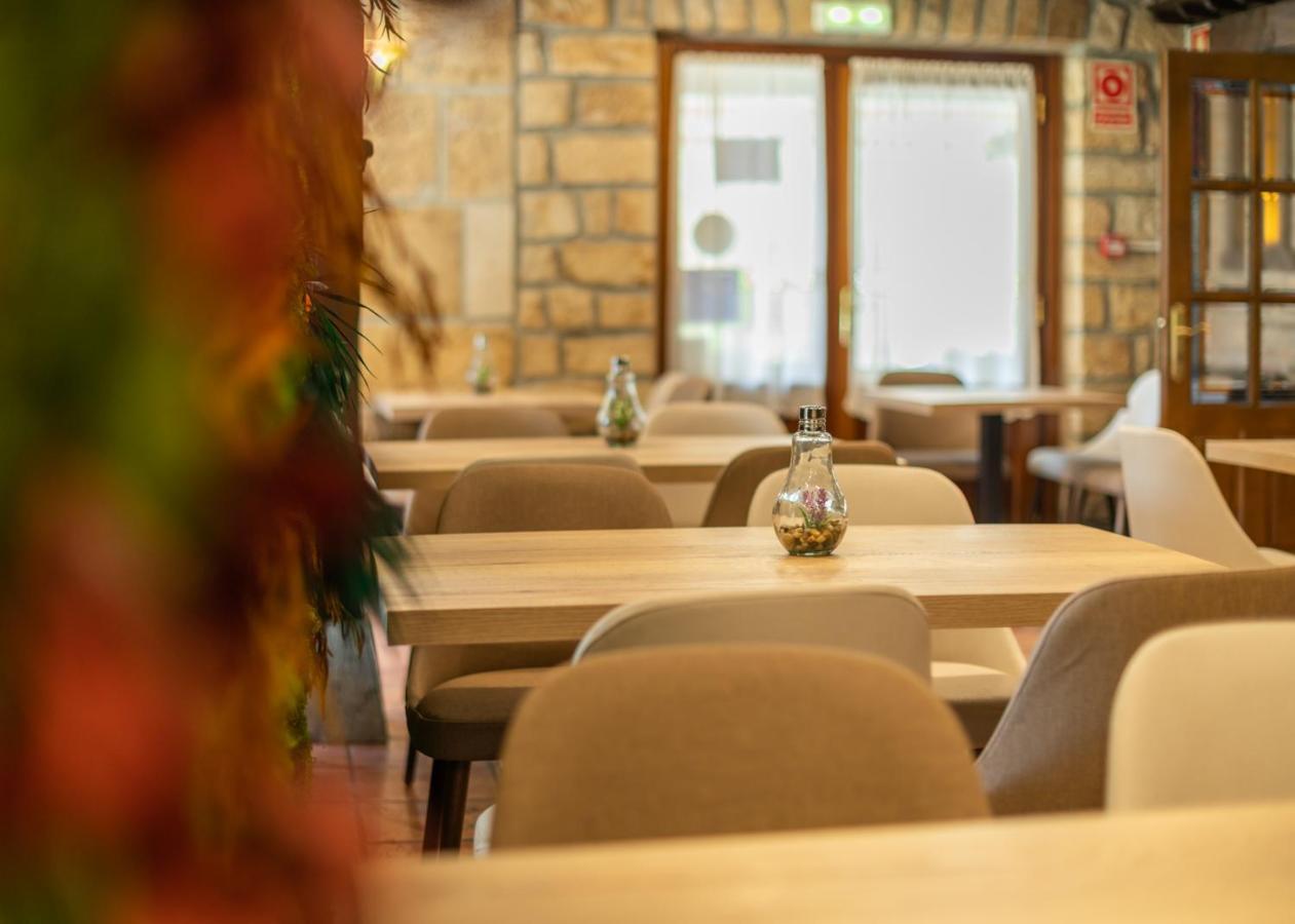 Logis Hotel Restaurante La Casa De Juansabeli 아레나스데카브랄레스 외부 사진