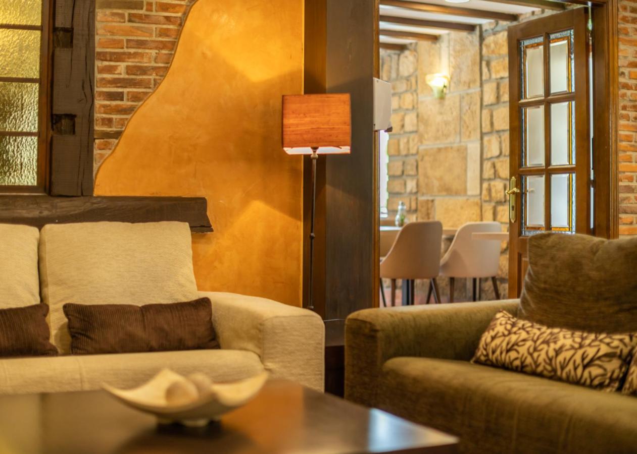 Logis Hotel Restaurante La Casa De Juansabeli 아레나스데카브랄레스 외부 사진